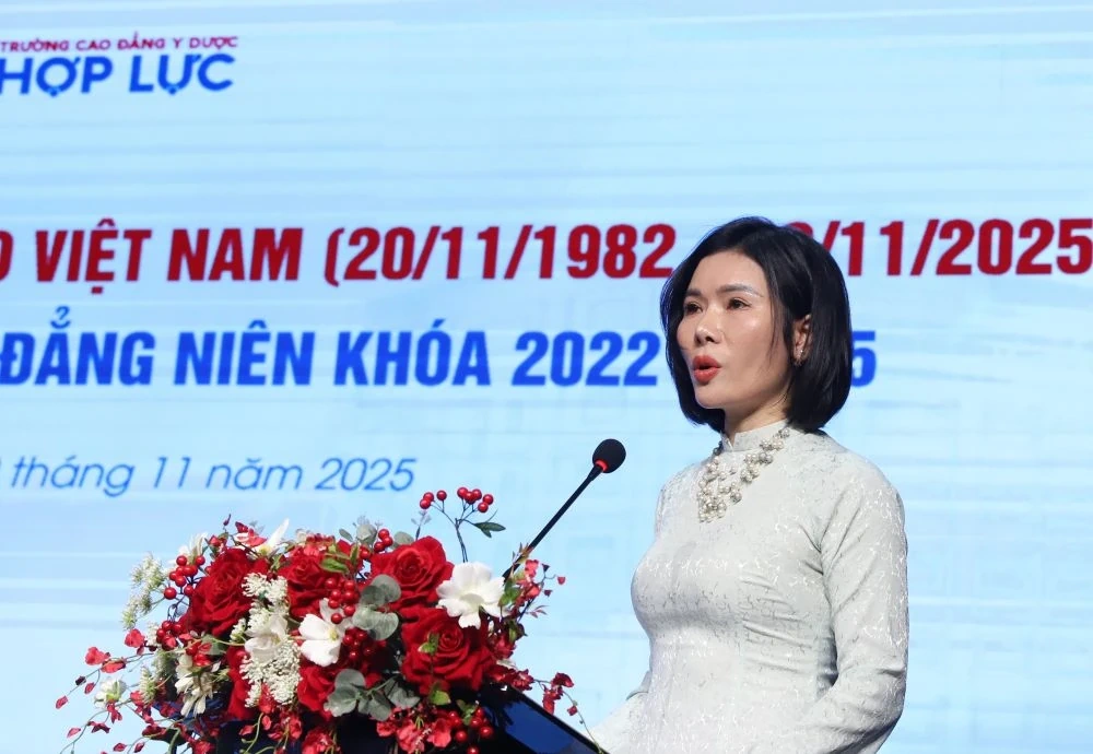 হপ লুক মেডিকেল কলেজ ভিয়েতনামী শিক্ষক দিবস উদযাপন করেছে এবং শিক্ষার্থীদের ডিপ্লোমা প্রদান করেছে