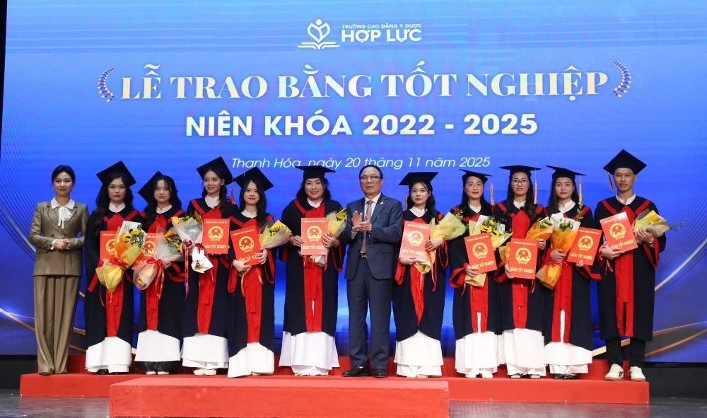 হপ লুক মেডিকেল কলেজ ভিয়েতনামী শিক্ষক দিবস উদযাপন করেছে এবং শিক্ষার্থীদের ডিপ্লোমা প্রদান করেছে