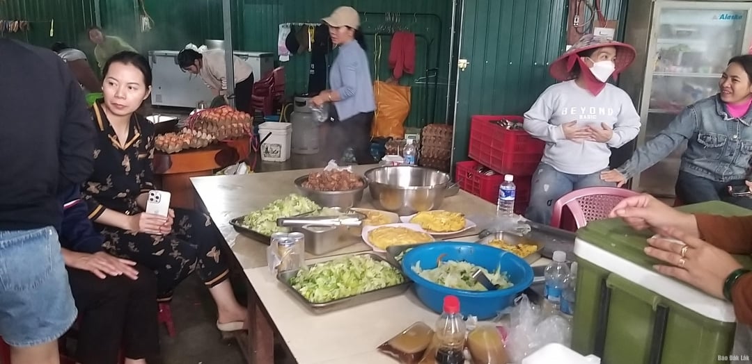 Для обслуживания эвакуированных людей была организована местная кухня.