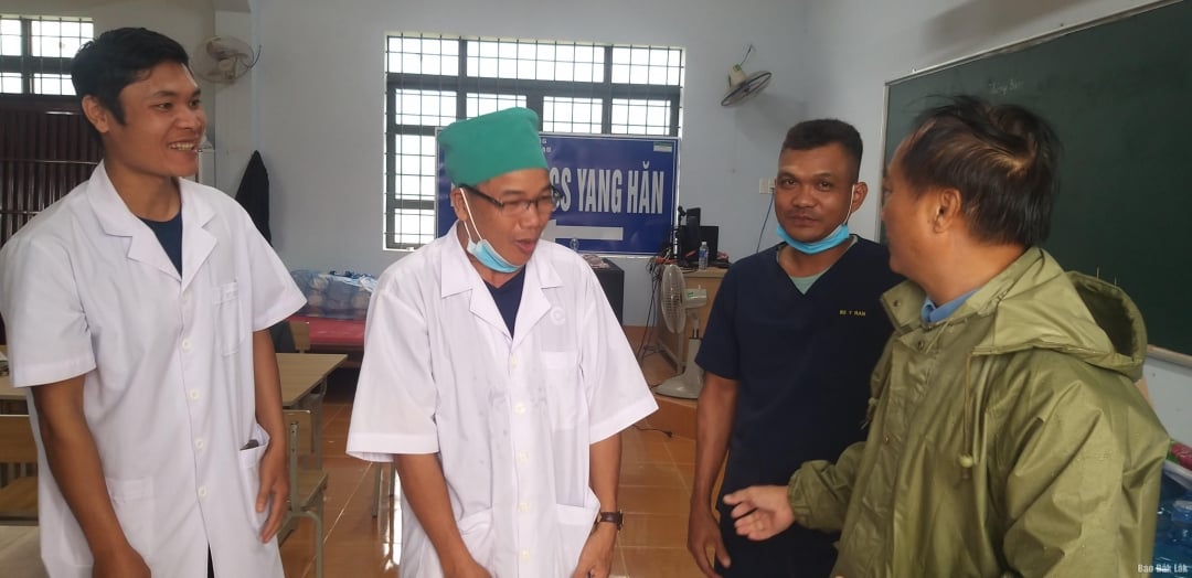 Бригада врачей и медсестер дежурит и готова осмотреть и оказать помощь пациентам.