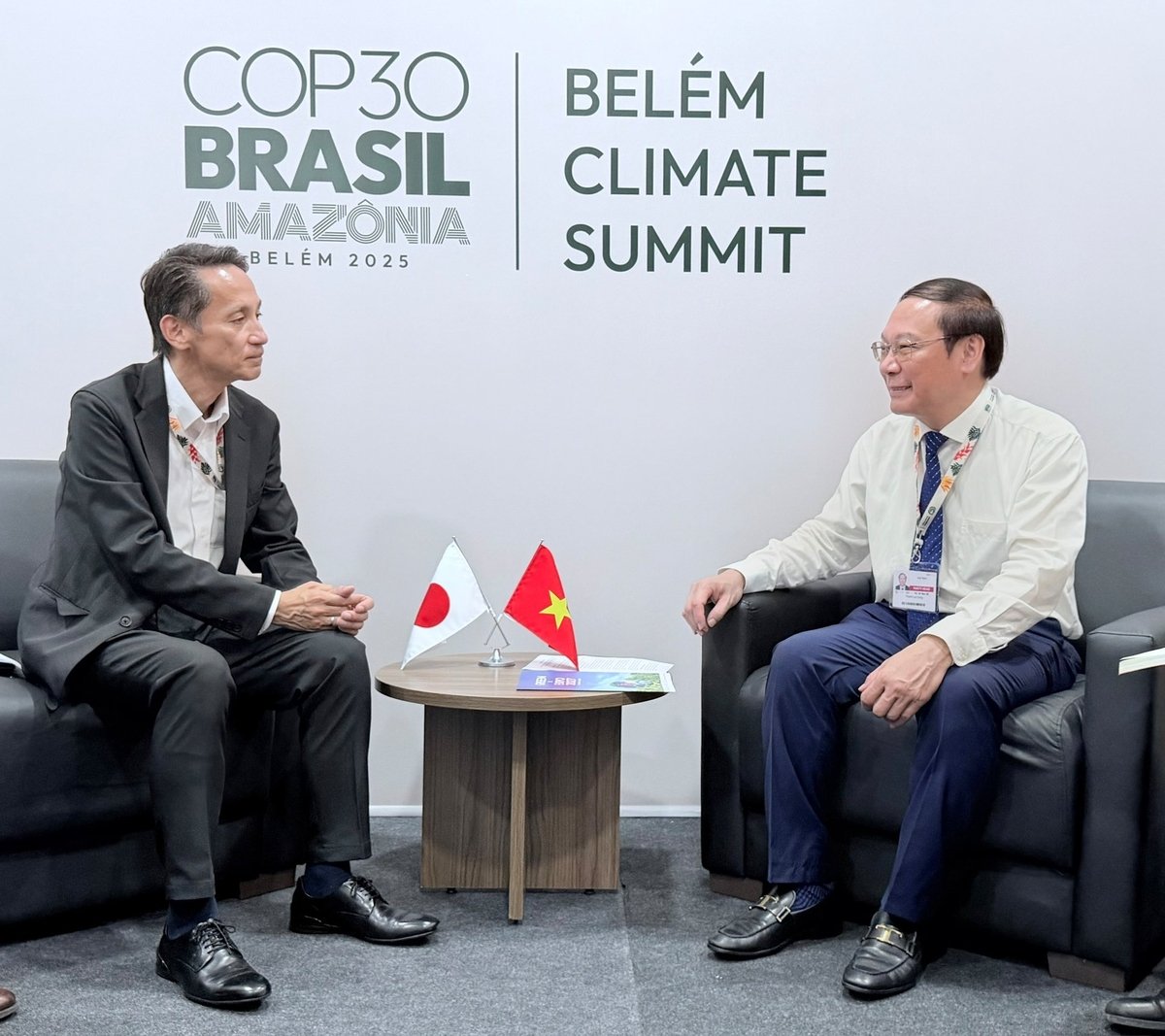 Thứ trưởng Bộ Nông nghiệp và Môi trường Lê Công Thành gặp gỡ song phương Thứ trưởng Bộ Môi trường Nhật Bản Doi Kentaro, trong thời gian đoàn công tác của hai nước tham dự Hội nghị COP30 tại Brazil. Ảnh: Chu Hương. 