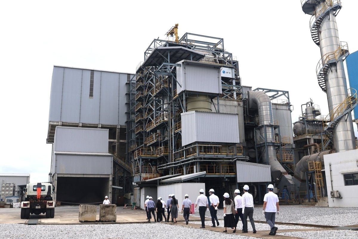 Đoàn công tác của Cục Biến đổi khí hậu khảo sát dự án đốt rác phát điện tại Bắc Ninh theo cơ chế JCM. Ảnh: Trung Nguyên. 