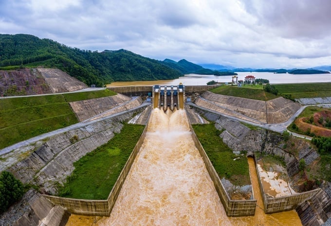 Hồ Tả Trạch mở cửa điều tiết lũ.