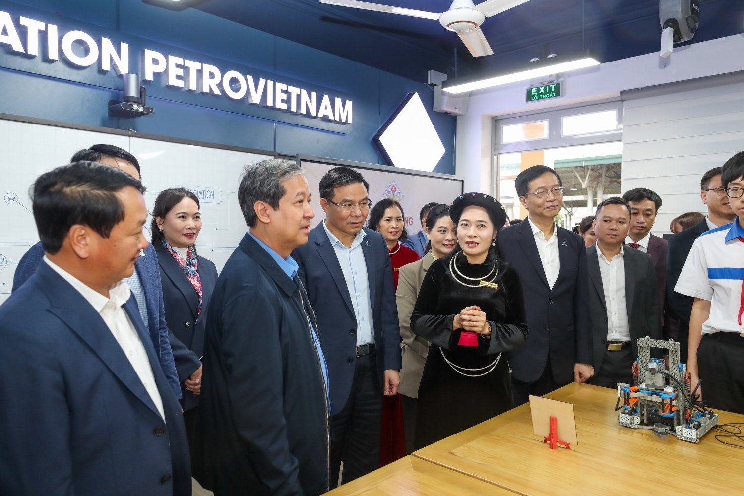 Pani Ly Thi Huong Mai, dyrektorka szkoły średniej Le Quy Don (Tuyen Quang), opowiada o wykorzystaniu i wykorzystaniu sali praktycznej edukacji STEM Innovation w Petrovietnam. Zdjęcie: PV. Cô Lý Thị Hương Mai, Hiệu trưởng Trường THCS Lê Quý Đôn (Tuyên Quang) chia sẻ về định hướng khai thác và sử dụng phòng giáo dục thực hành STEM Innovation Petrovietnam. Ảnh: PV.