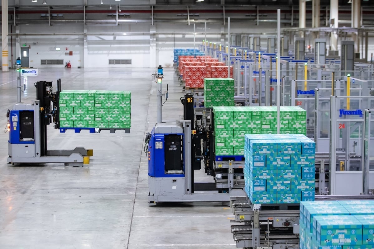 Các robot LGV giúp giảm 62% lượng khí thải CO₂ so với xe nâng chạy nhiên liệu hóa thạch. Ảnh: Nam Anh.