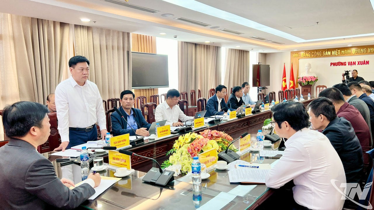 Van Xuans ledare rapporterar vid mötet