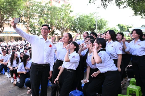 Trường THPT Chuyên Trần Văn Giàu kỷ niệm 43 năm ngày Nhà giáo Việt Nam