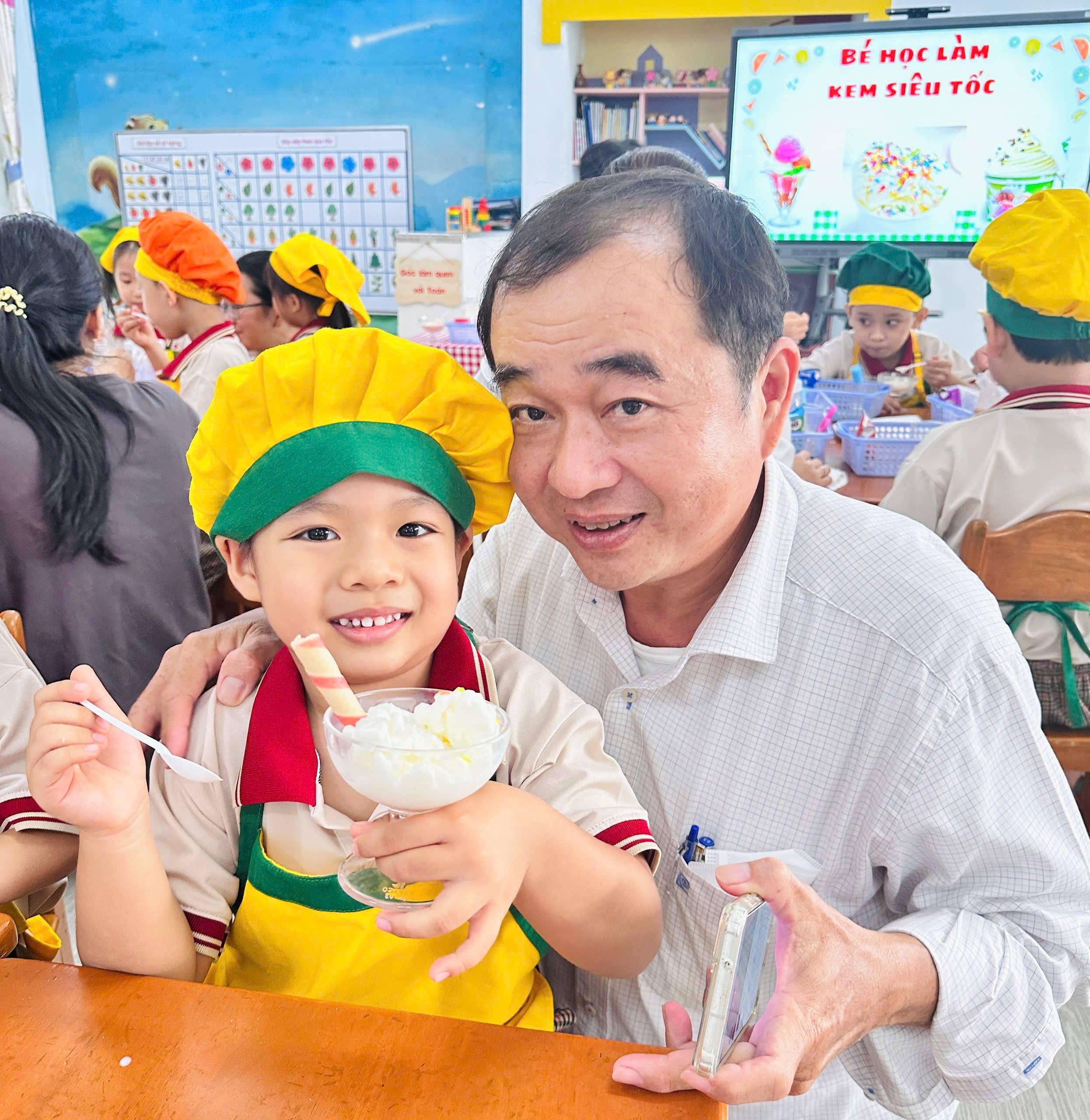 Ông bà vào trường cháu, thử vất vả nghề giáo viên mầm non - Ảnh 4.