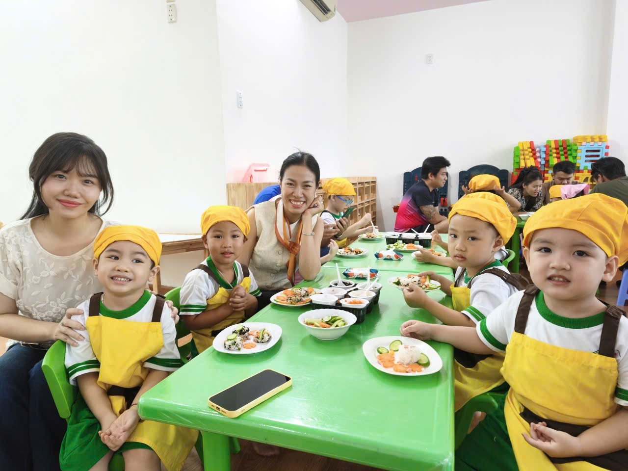 Ông bà vào trường cháu, thử vất vả nghề giáo viên mầm non - Ảnh 6.