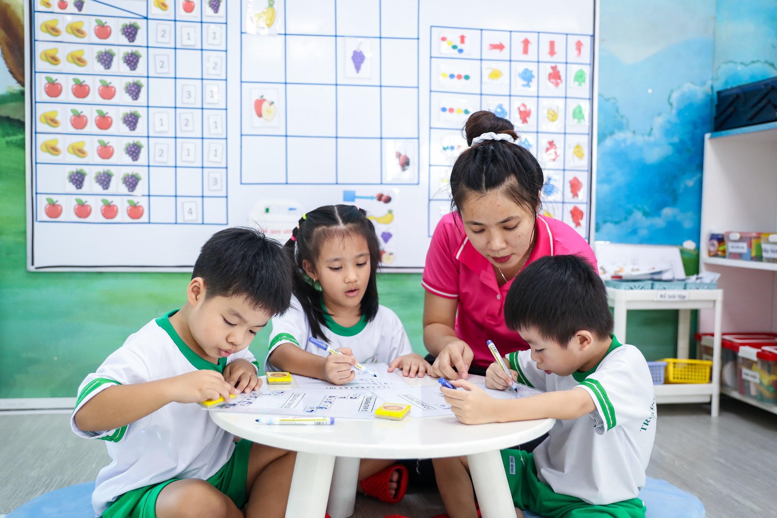 Ông bà vào trường cháu, thử vất vả nghề giáo viên mầm non - Ảnh 12.