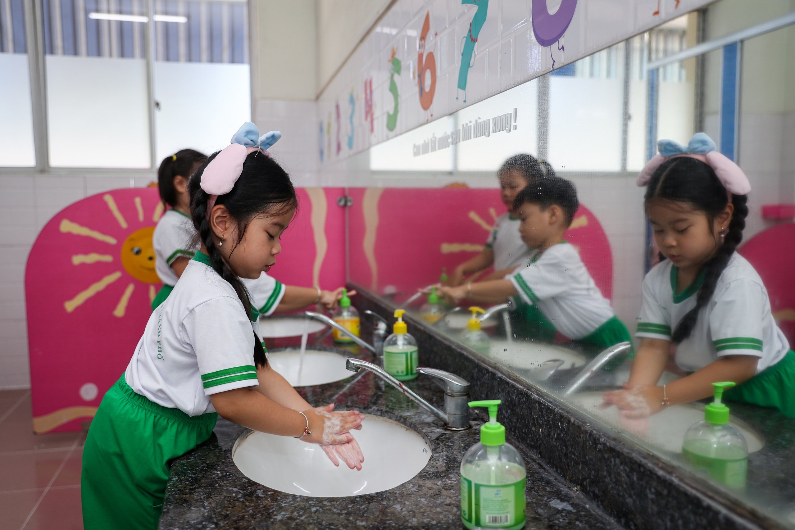 Ông bà vào trường cháu, thử vất vả nghề giáo viên mầm non - Ảnh 13.