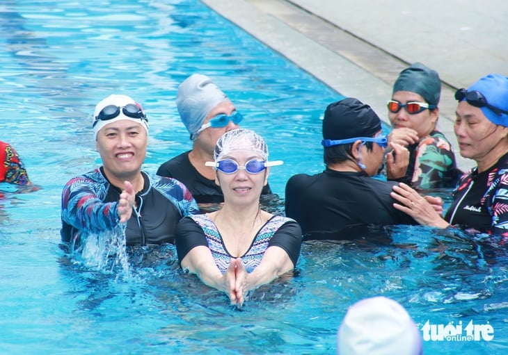 U70, U80 hào hứng học bơi miễn phí ở TP.HCM - Ảnh 1.