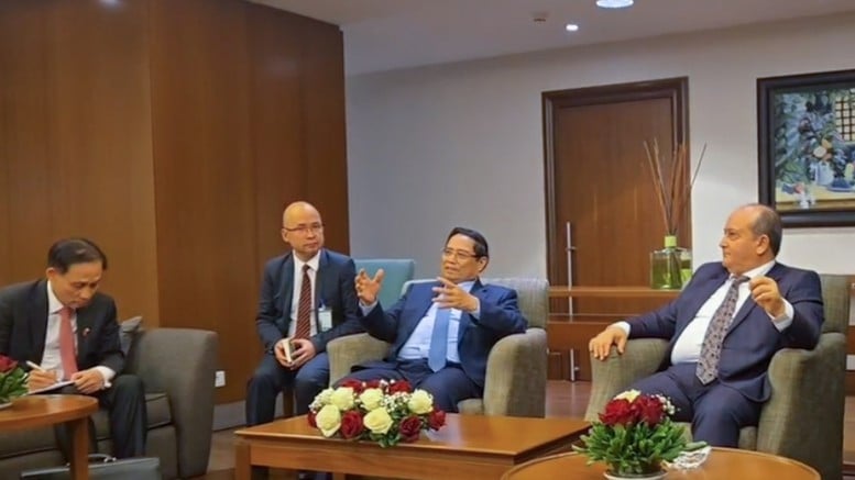 Thủ tướng Phạm Minh Chính và Thủ tướng Sifi Ghrieb đồng chủ trì cuộc làm việc với các bộ, ngành và một số doanh nghiệp hai nước để triển khai các cam kết đã thống nhất. (Ảnh: VGP)