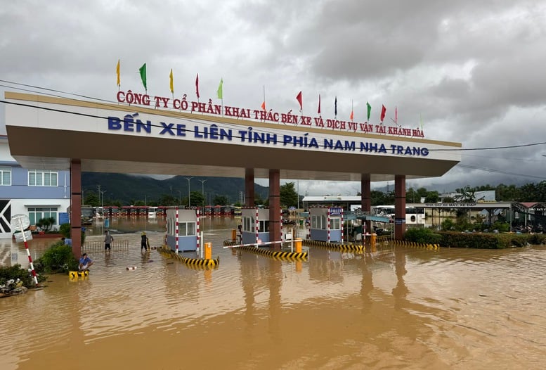 Phó Thủ tướng Hồ Quốc Dũng: Không để người dân kêu cứu trong đêm, bằng mọi cách tiếp cận vùng ngập sâu cứu dân- Ảnh 6.