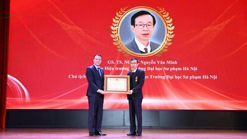 Universitatea Națională de Educație din Hanoi a organizat o ceremonie de acordare a Medaliei Muncii de Clasa a II-a Profesorului, Doctorului, Profesorului Merituos Nguyen Van Minh, Președinte al Consiliului pentru Știință și Formare Profesională, fost Director al școlii. (Foto: THANH TUNG)