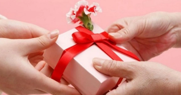 Tặng quà cho cô giáo