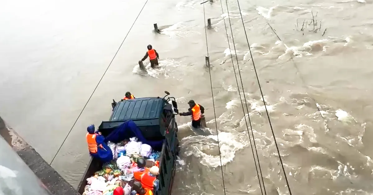 Nỗ lực cắt lũ, tiếp tế người dân vùng lụt nặng ven Quy Nhơn