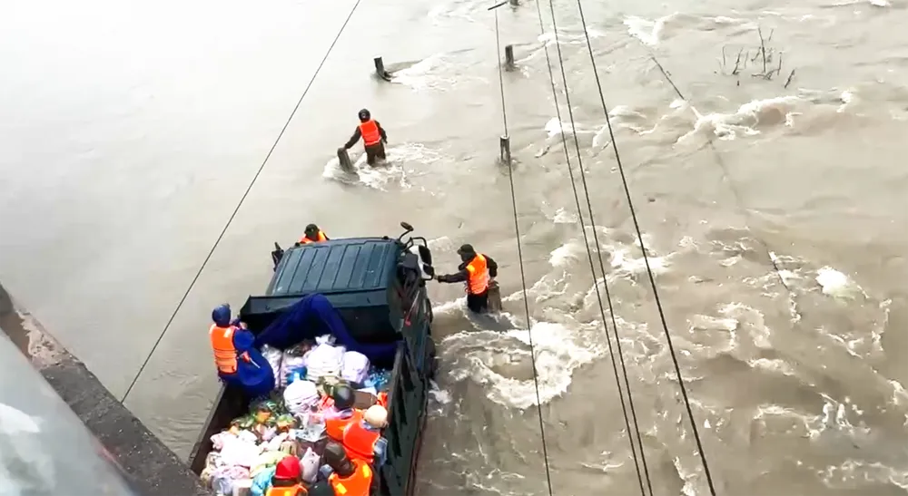 កិច្ចខិតខំប្រឹងប្រែងកាត់បន្ថយទឹកជំនន់ និងផ្តល់ការផ្គត់ផ្គង់ដល់ប្រជាជននៅតំបន់ដែលលិចលង់ខ្លាំងនៅជិត Quy Nhon