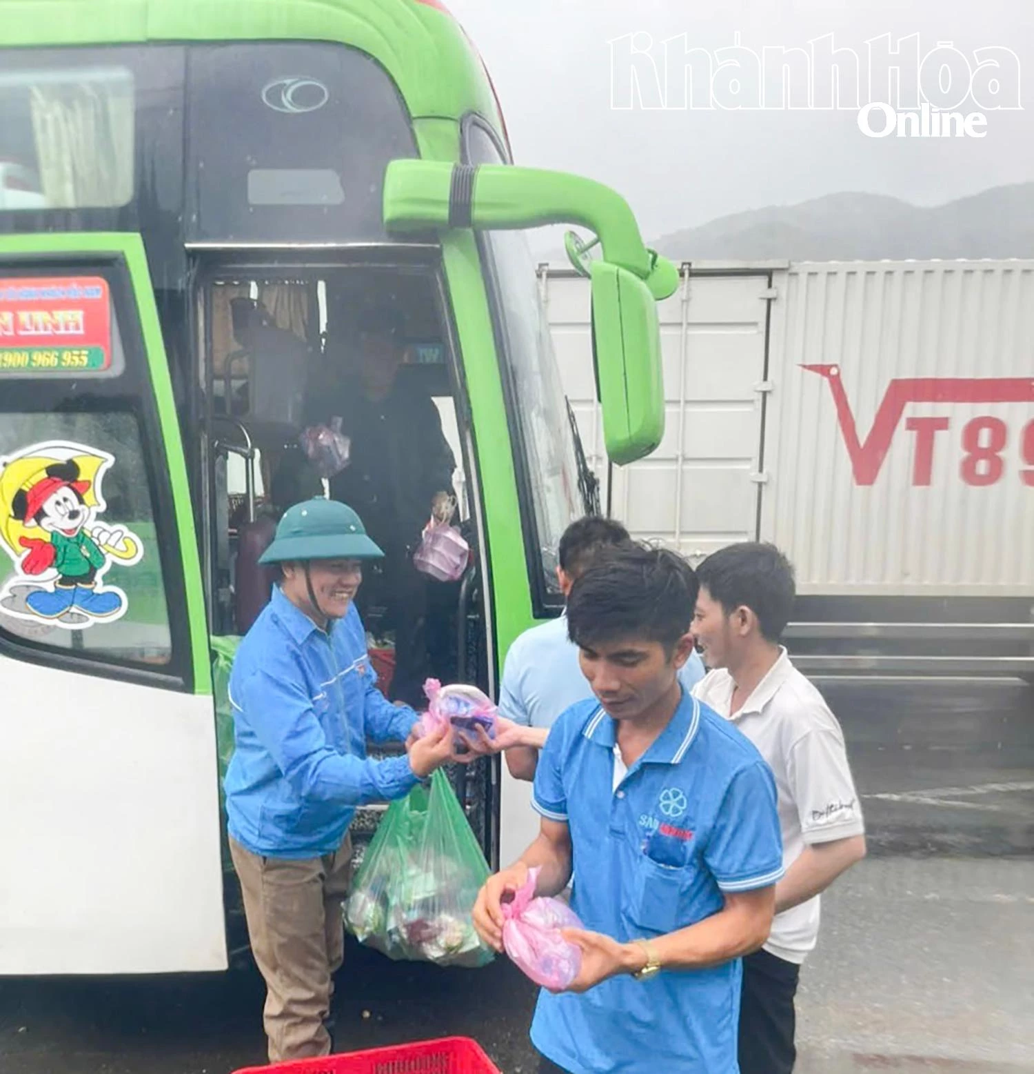 แกนนำคณะกรรมการประชาชนตำบลไดลานห์ ช่วยเหลือผู้โดยสารที่ติดอยู่กลางดินถล่มบนช่องเขา