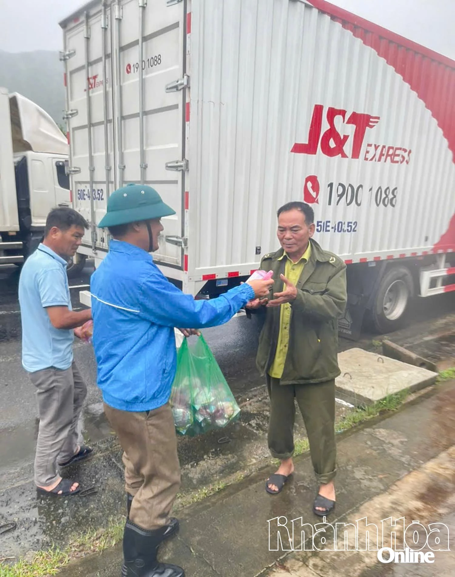 ผู้ขับขี่และผู้โดยสารจำนวนมากได้รับการสนับสนุนสิ่งของจำเป็นจากเทศบาลไดหลาน