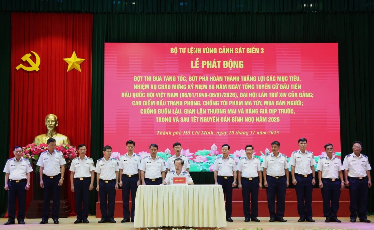 O Coronel Le Van Tu, Comissário Político do Comando da Região 3 da Guarda Costeira, assinou o documento confirmando o acordo de emulação entre agências e unidades.