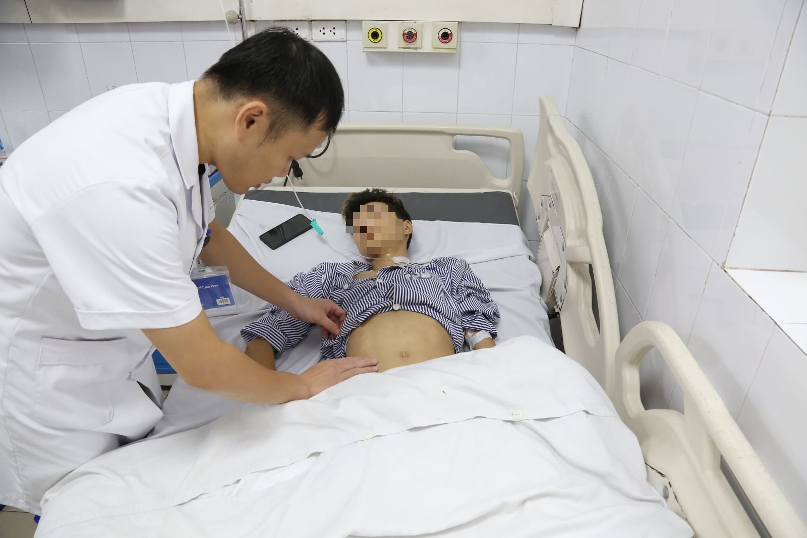 Sau tai nạn giao thông, nam thanh niên 15 tuổi bị vỡ gan độ IV- Ảnh 2.