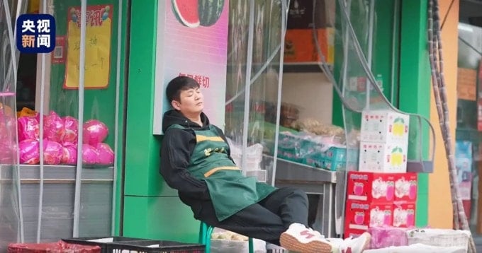 Người dân địa phương nghỉ trưa ở bất cứ đâu có thể. Ảnh: YBWC News