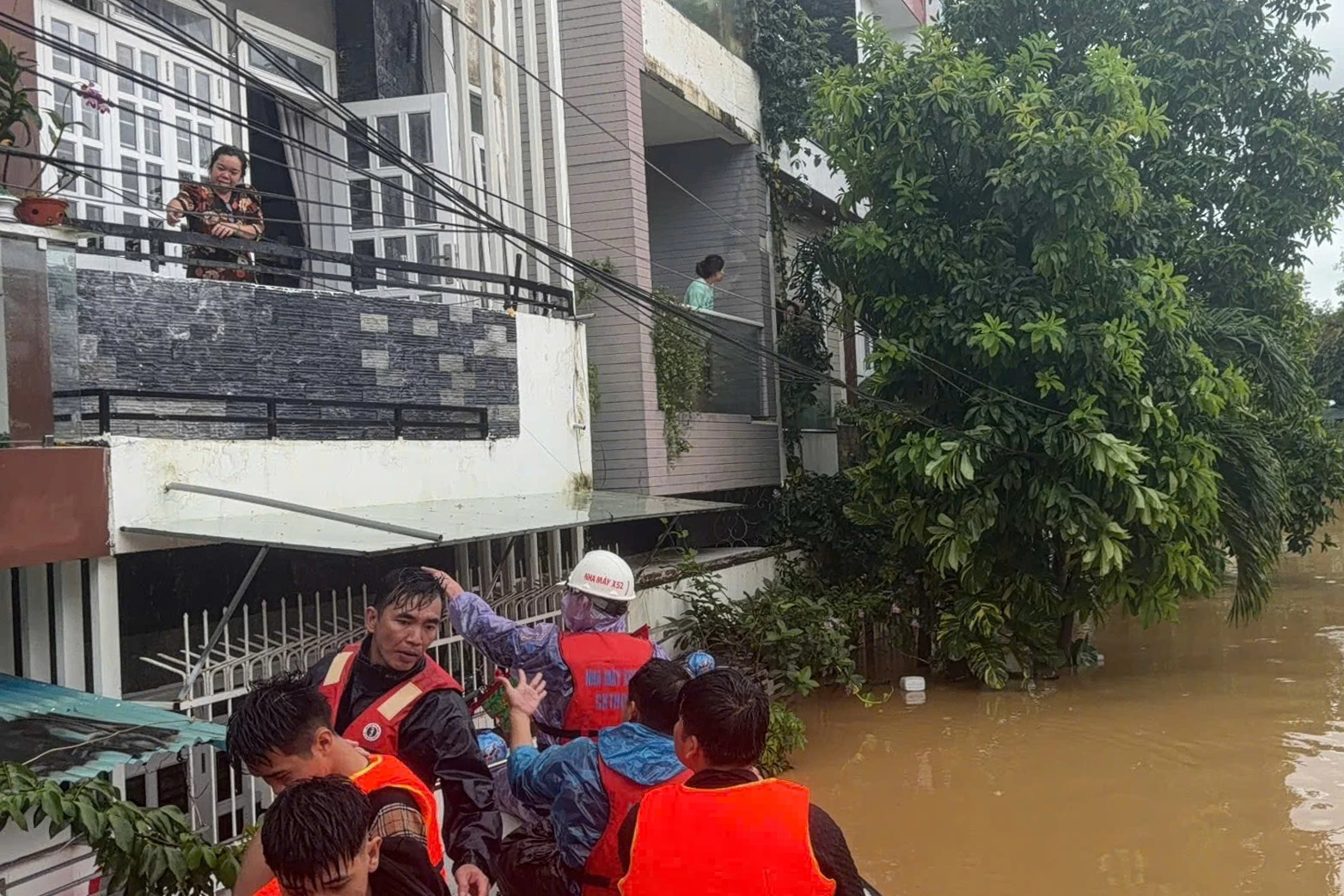 Cán bộ, chiến sĩ Nhà máy X52 tham gia cứu hộ.