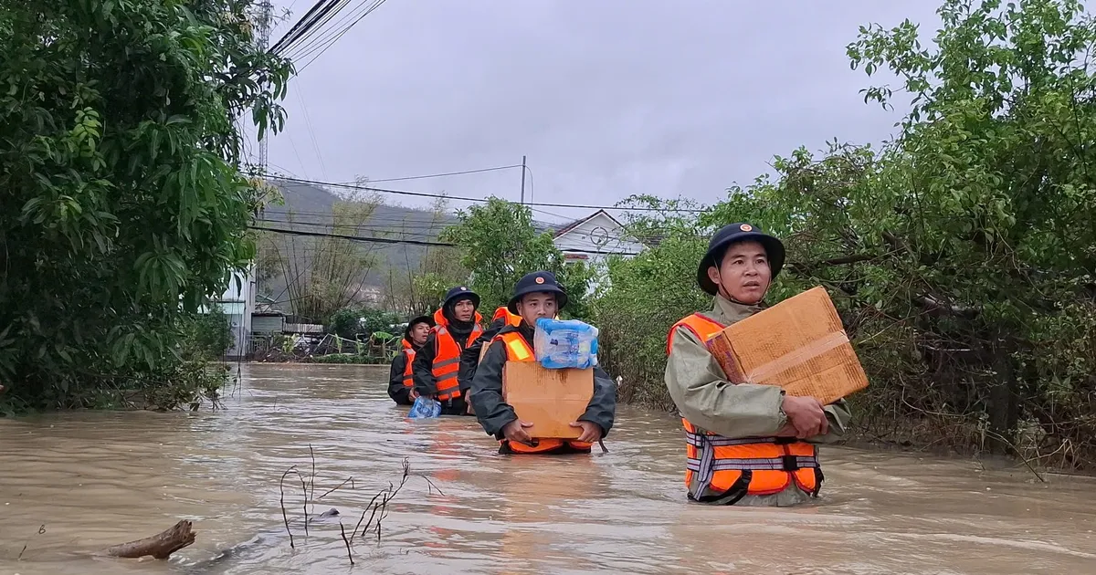 Bộ đội mang nhu yếu phẩm đến với người dân vùng ngập lụt