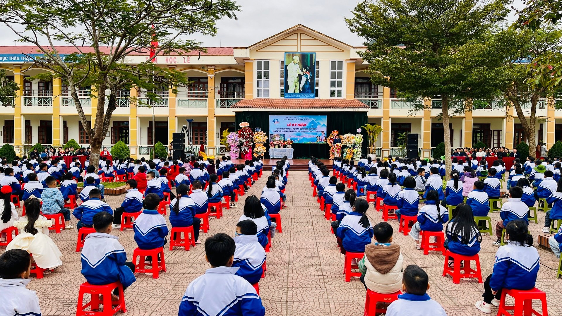 Quang cảnh lê kỷ niệm