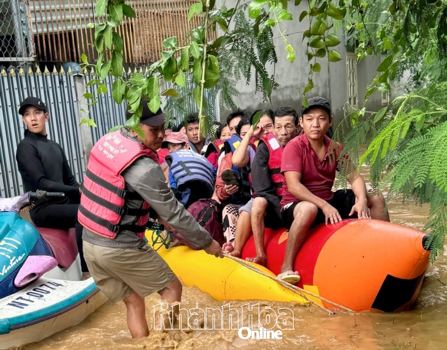 អាជ្ញាធរឃុំ Phuoc Hau បានគាំទ្រ និងនាំប្រជាជនចេញពីតំបន់ដាច់ស្រយាល។