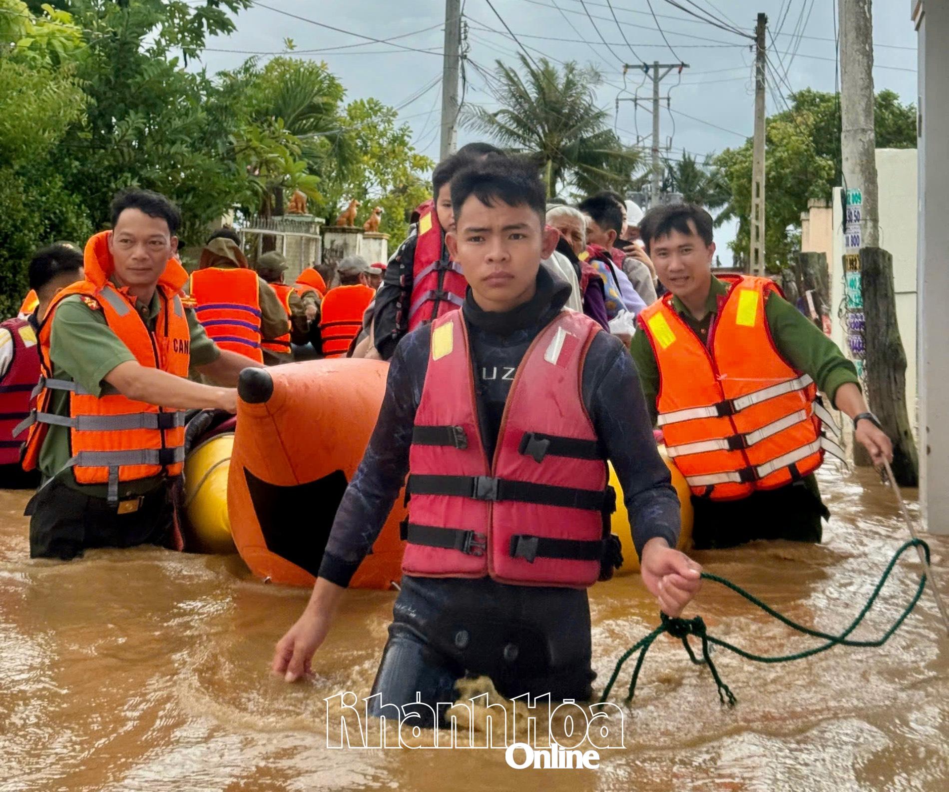 អាជ្ញាធរឃុំ Phuoc Hau បានគាំទ្រ និងនាំប្រជាជនចេញពីតំបន់ដាច់ស្រយាល។