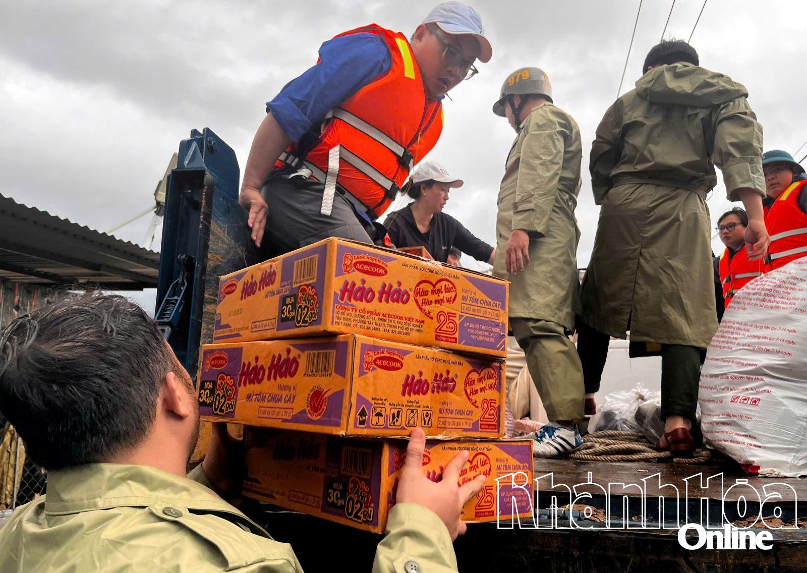 Autoritățile locale au livrat tăiței instant victimelor inundațiilor.