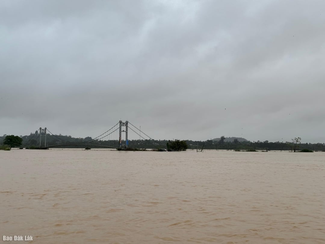 Hai tuyến đường nối cầu treo Ea Chai ngập sâu trong nước.