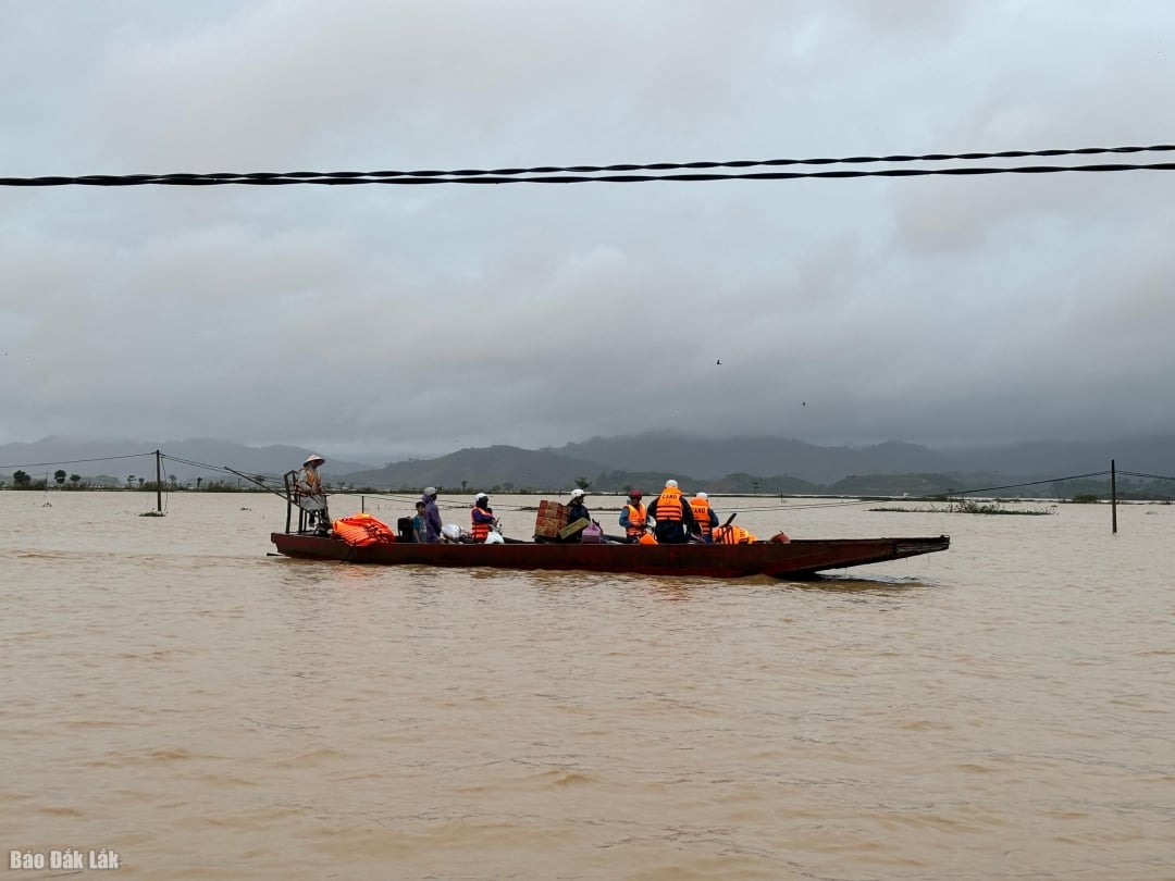 Tuyến đường ra trung tâm bị cô lập, người dân đi tàu, thuyền mua lương thực thực phẩm từ ngoài vào.