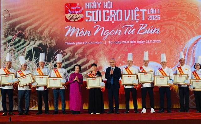 Người dân TP HCM nườm nượp thưởng thức món ngon tại Ngày hội sợi gạo - Ảnh 1.