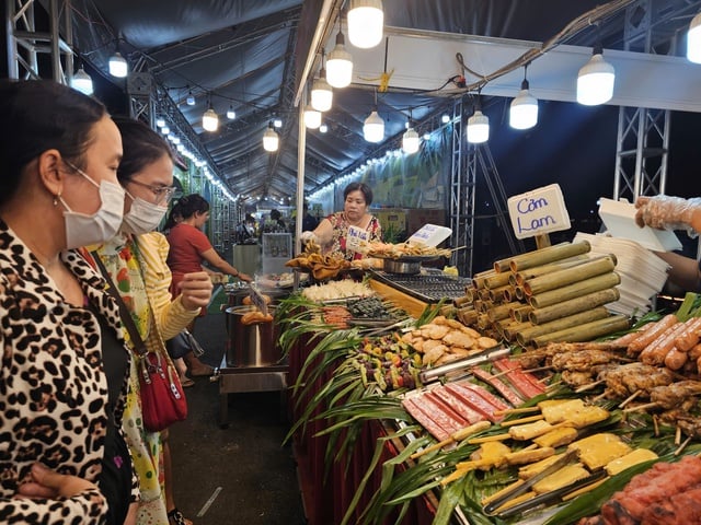 Người dân TP HCM nườm nượp thưởng thức món ngon tại Ngày hội sợi gạo - Ảnh 5.