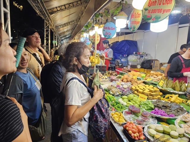 Người dân TP HCM nườm nượp thưởng thức món ngon tại Ngày hội sợi gạo - Ảnh 6.