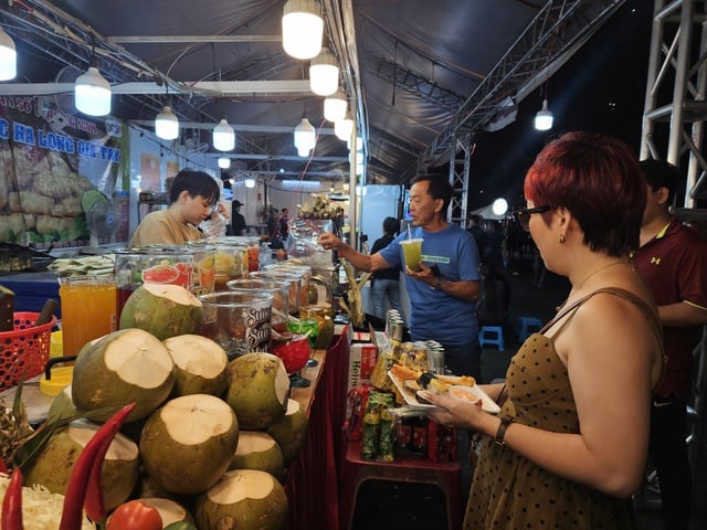 Người dân TP HCM nườm nượp thưởng thức món ngon tại Ngày hội sợi gạo - Ảnh 7.