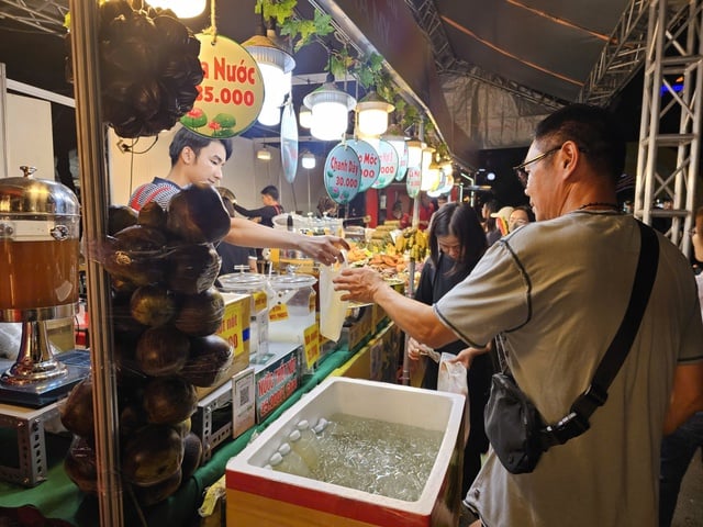 Người dân TP HCM nườm nượp thưởng thức món ngon tại Ngày hội sợi gạo - Ảnh 9.