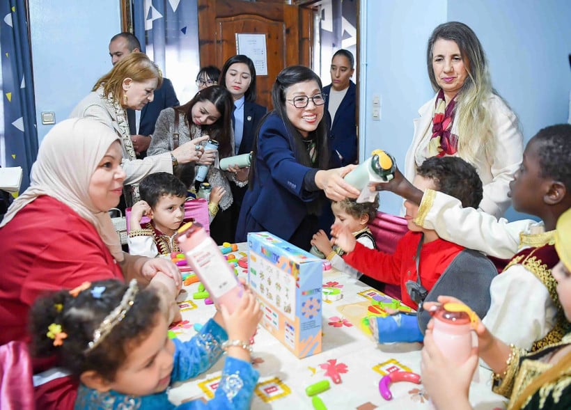 លោកស្រី Le Thi Bich Tran ជូនអំណោយដល់កុមារក្នុងកាលៈទេសៈពិសេសនៅមជ្ឈមណ្ឌលការពារកុមារ El Biar។ (រូបថត៖ NGUYEN HONG)