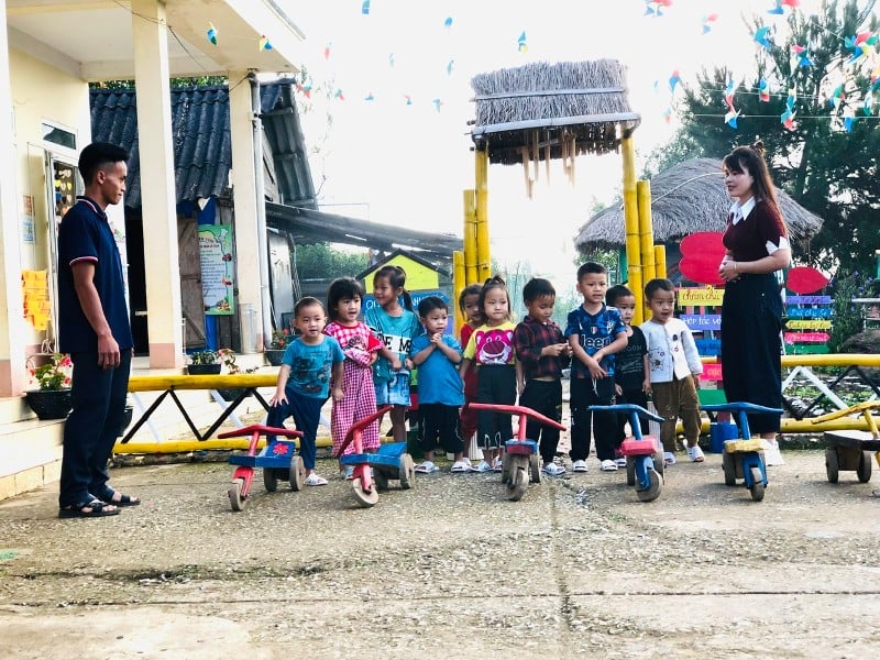 Những bông hoa thơm giữa đời