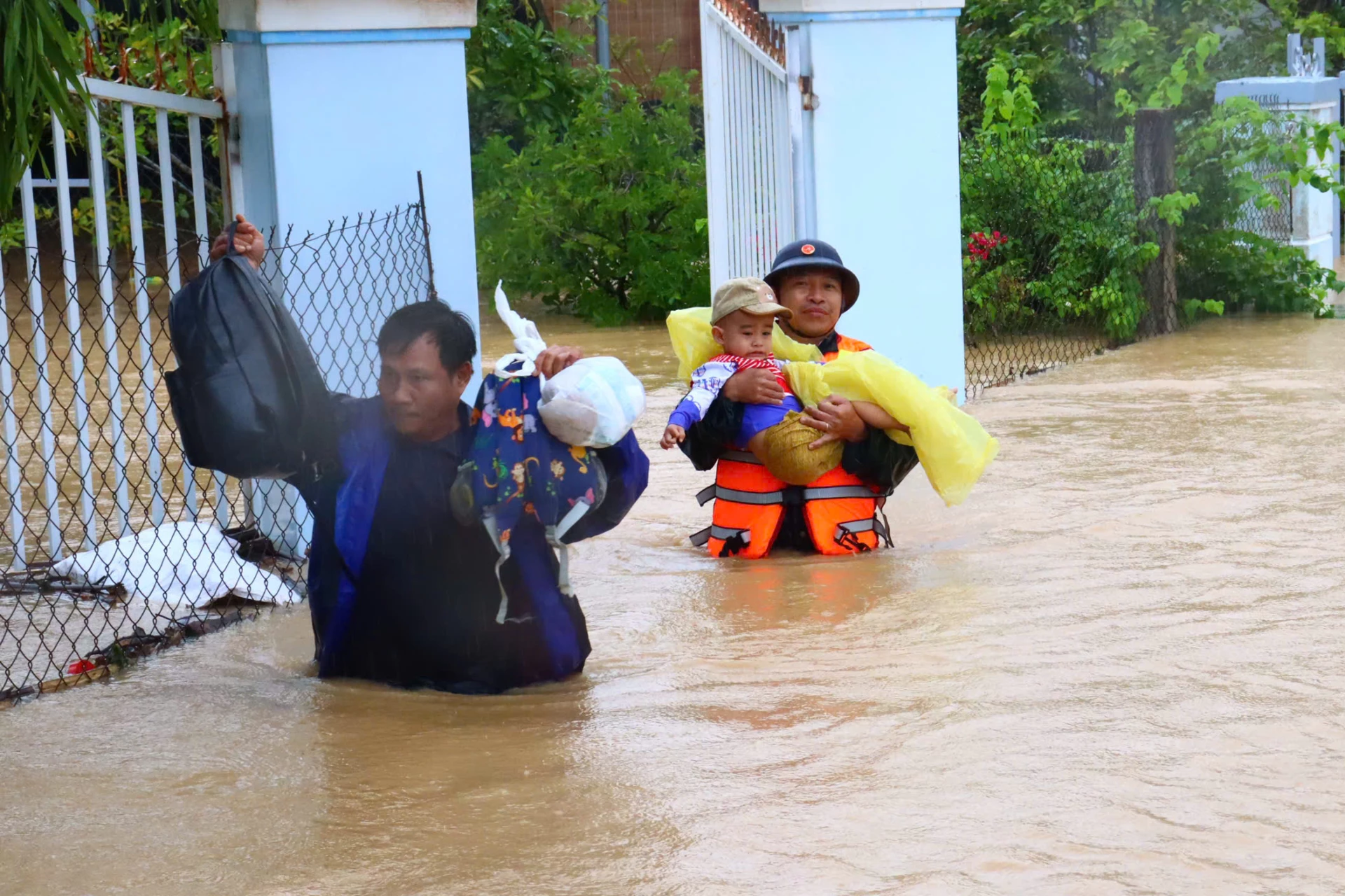 เจ้าหน้าที่และนักศึกษาวิทยาลัยทหารเรือช่วยเหลือผู้ประสบภัย