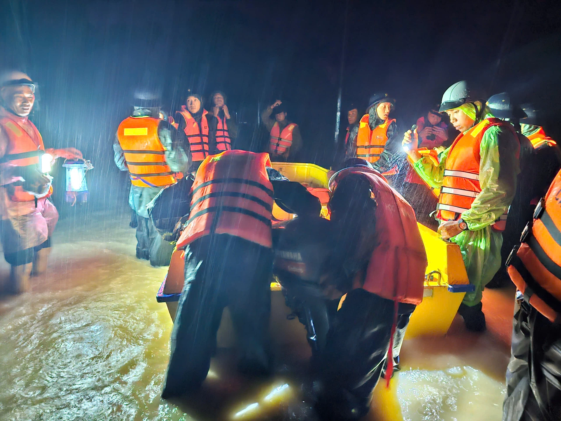 คอยช่วยเหลือผู้คนในช่วงกลางคืน