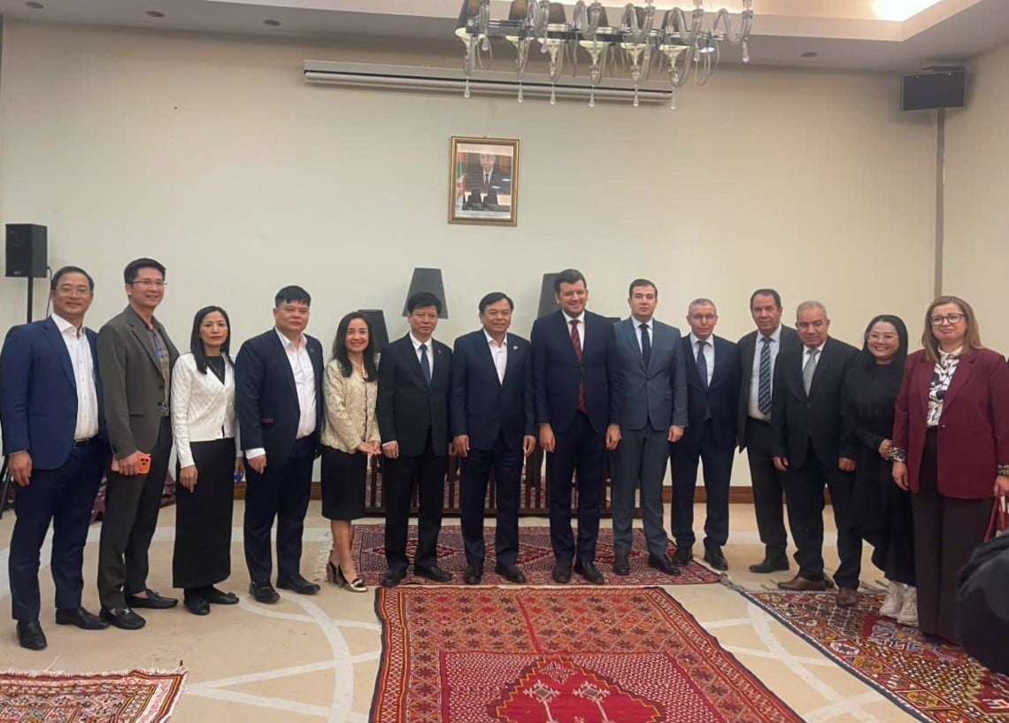 Đoàn công tác Bộ Nông nghiệp và Môi trường cùng Bộ Nông nghiệp, Phát triển nông thôn và Thủy sản Algeria. Ảnh: ICD. 