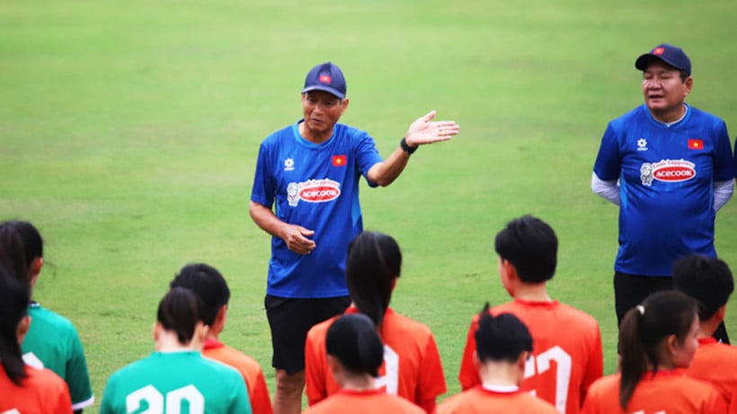 គ្រូបង្វឹក Mai Duc Chung និងកីឡាករ-កីឡាការិនីជម្រើសជាតិ ចាប់ផ្តើមដំណើរហ្វឹកហាត់ប្រកបដោយគុណភាព មុនការប្រកួតកីឡាស៊ីហ្គេម លើកទី៣៣។ (រូបថត៖ VFF)