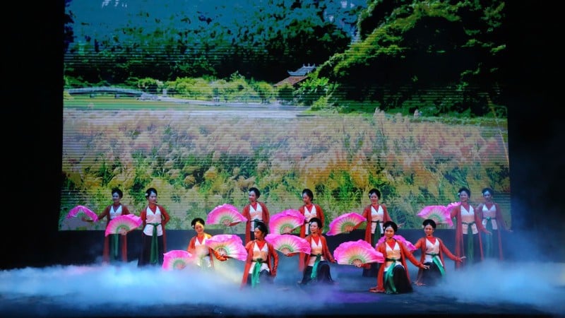 Tiết mục nghệ thuật chào mừng Liên hoan.