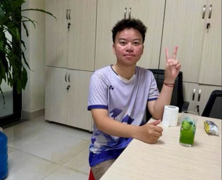 Nam sinh bám vào sợi dây điện giữa dòng nước lũ, được nhân viên bưu điện cứu kịp - Ảnh 2.