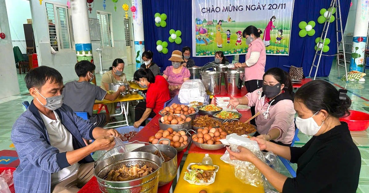 Những cô giáo gác niềm vui 20-11, nhóm bếp nghĩa tình giữa vùng lũ Phan Rang