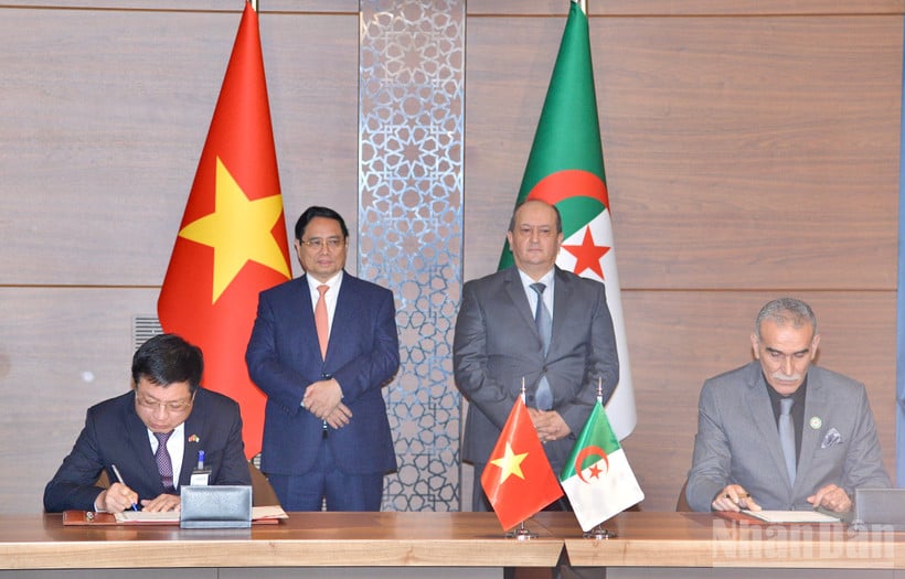 នាយករដ្ឋមន្ត្រី Pham Minh Chinh និងនាយករដ្ឋមន្ត្រី Sifi Ghrieb បានធ្វើជាសាក្សីក្នុងពិធីចុះហត្ថលេខាលើអនុស្សរណៈយោគយល់គ្នារវាងសហភាពពាណិជ្ជកម្ម និងឧស្សាហកម្មវៀតណាម (VCCI) និងសភាពាណិជ្ជកម្ម និងឧស្សាហកម្មអាល់ហ្សេរី (CACI)។ (រូបថត៖ THANH GIANG)